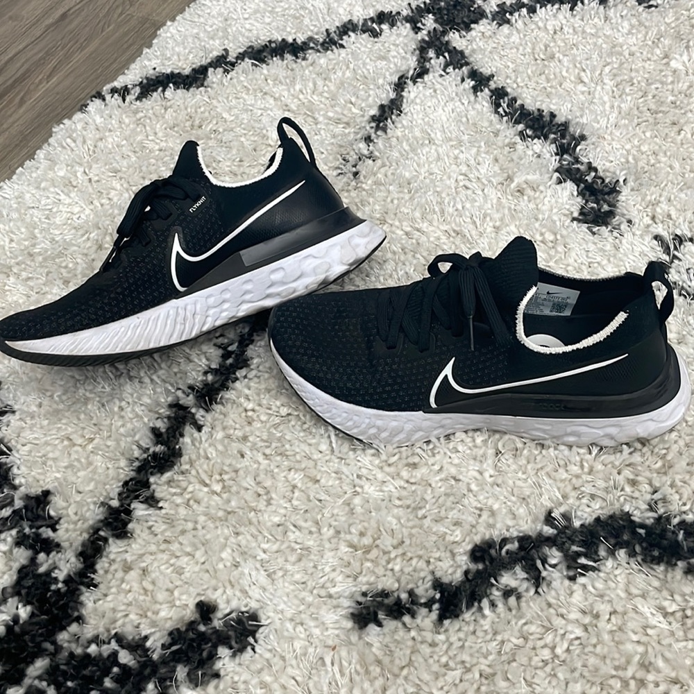 Nike Flynit Shoes
